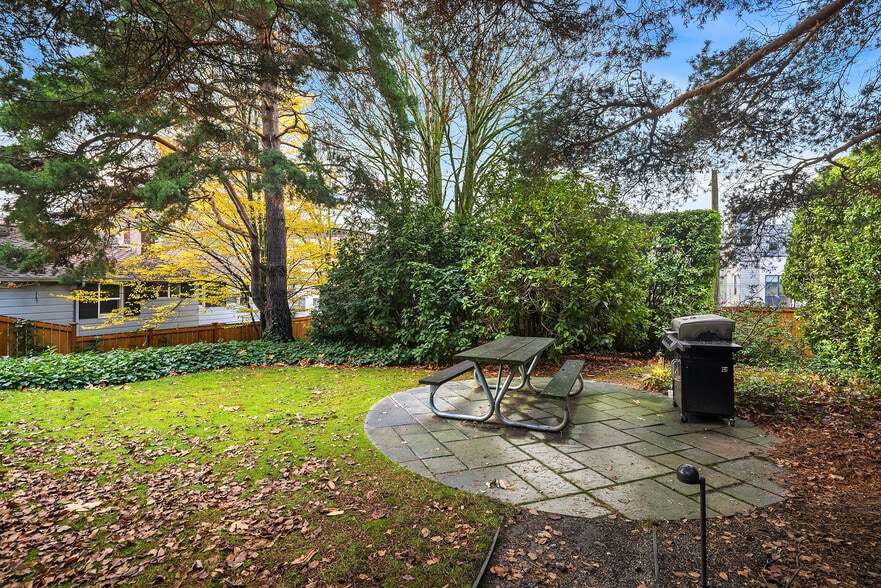 Building Photo - 1631 16th Ave