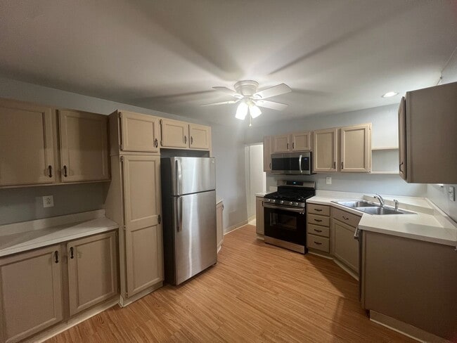 Building Photo - Beautiful 4 Bedroom/ 2 Bath with private c...