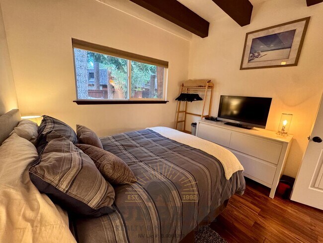 Building Photo - Beautiful furnished 3 bedroom! Great Location!