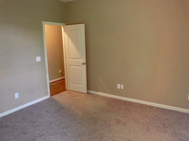 Building Photo - 2907 Blossom Park Drive Southeast