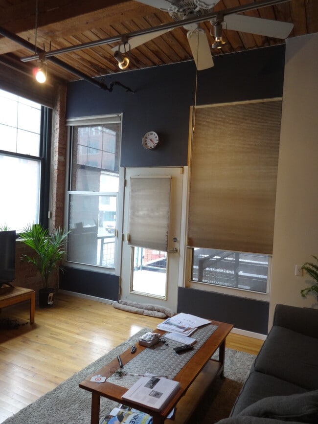Family Room & Balcony - 1000 W Washington Blvd
