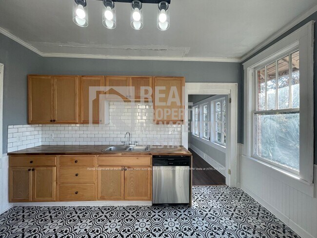 Building Photo - 2694 Cherokee Ave