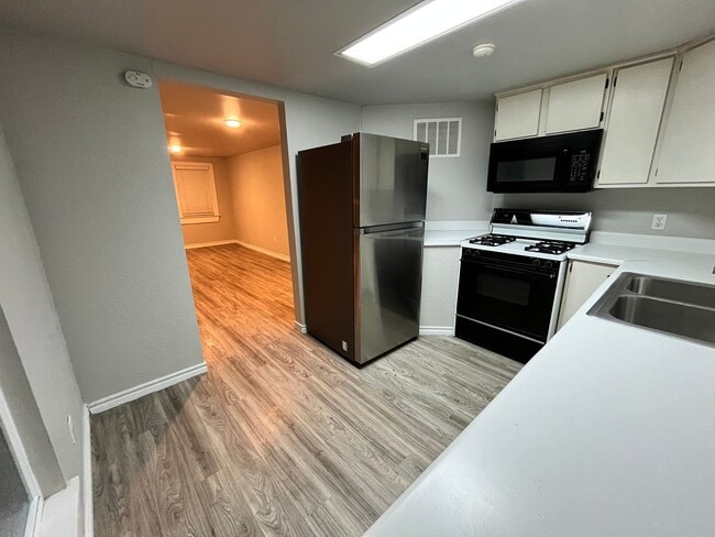 Building Photo - 2Bed/1bath Duplex in Hyde Park with Small ...