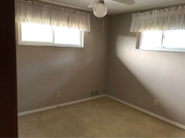 2nd bedroom - 21 Terrace Dr