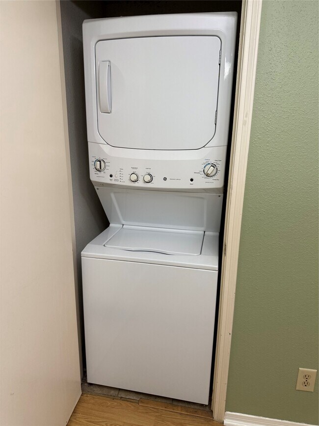 Building Photo - 2121 Hepburn St