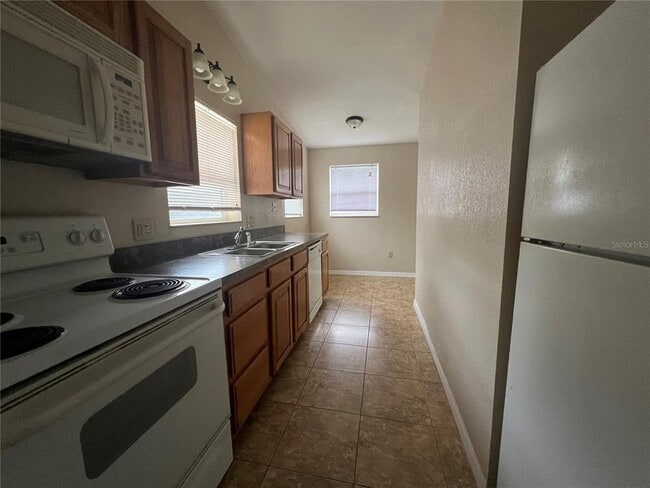 Building Photo - 1601 Lakeview Ct