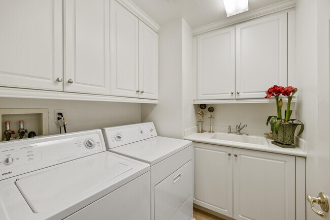 Building Photo - 42753 Della Pl