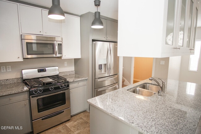 Building Photo - 4200 Camelot Heights Dr