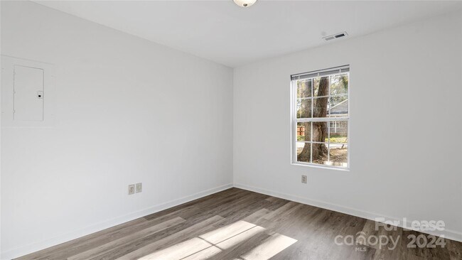 Building Photo - 3733 Oakwood Rd