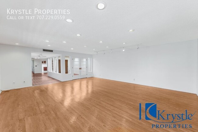 Building Photo - Stunning upper-level apartment located in ...