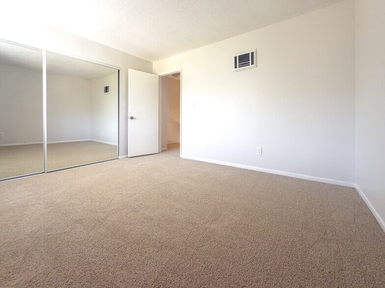 Building Photo - 4243 Tiberon Dr