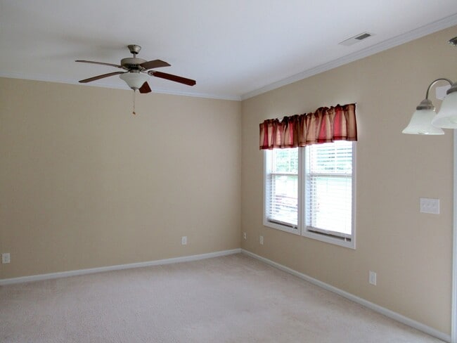 Building Photo - Three Bedroom Townhome in Richlands Close to Everything!!