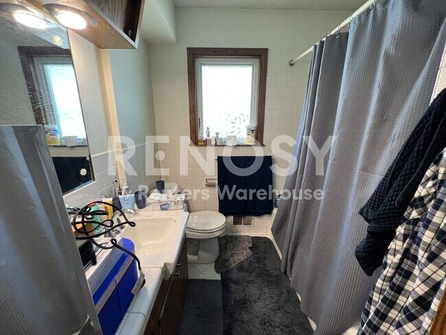 Building Photo - Available July 1st - 2 bed 2 bath, Single Family Home in Richfield!