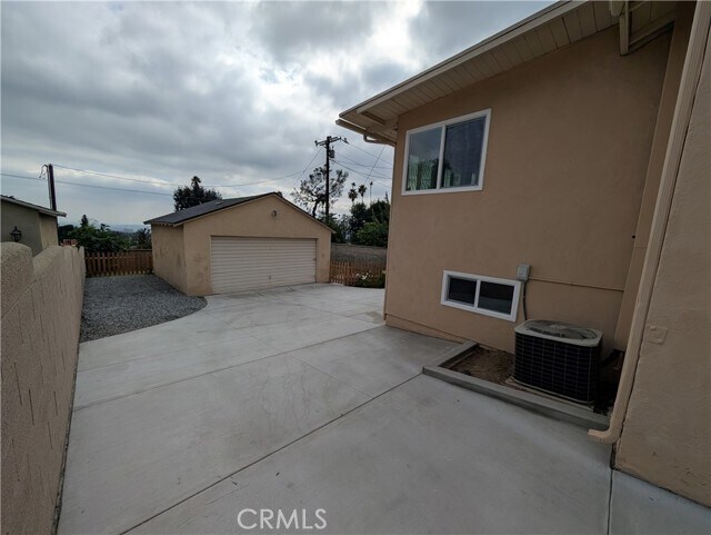 Building Photo - 1108 E Altadena Dr
