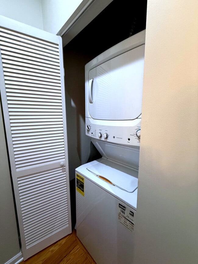 Building Photo - 1735 W Diversey Pkwy