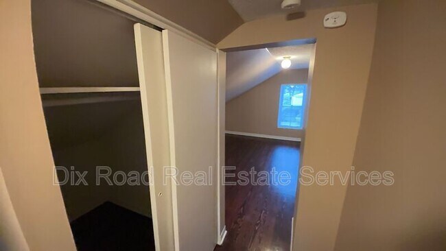 Building Photo - 9-9 E Main St