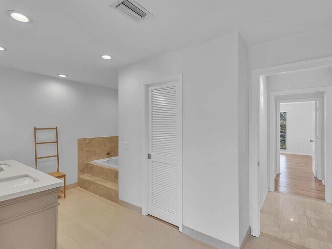 Building Photo - 4989 Pineview Cir