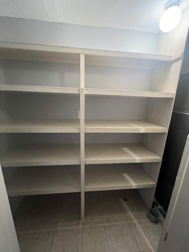 Building Photo - 3 bedrooms/2 bathrooms with detached 2 car...