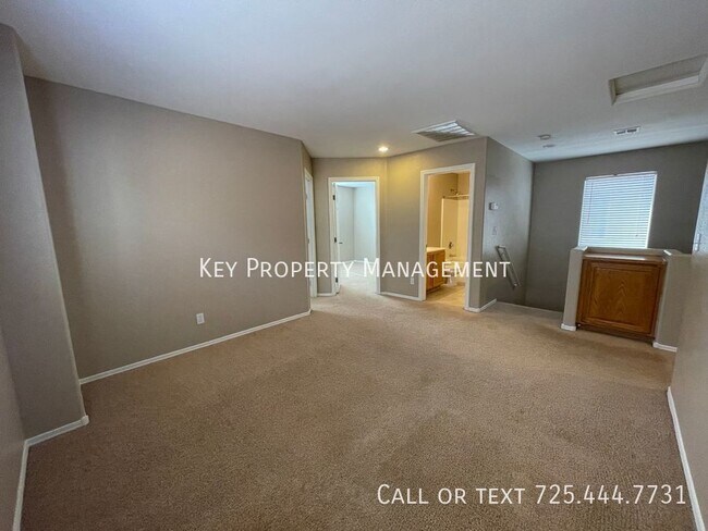 Building Photo - SPACIOUS 3 BEDROOM W/ LOFT IN THE SOUTHWEST