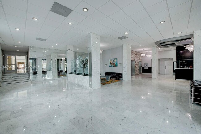 Building Photo - 5001 Collins Ave