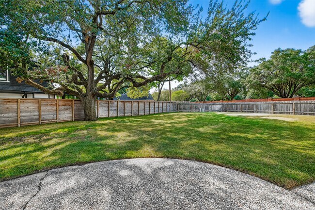 Building Photo - 818 Silvergate Dr
