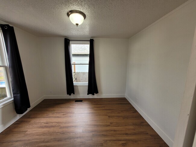 Building Photo - 1574 SE Sherrett Street