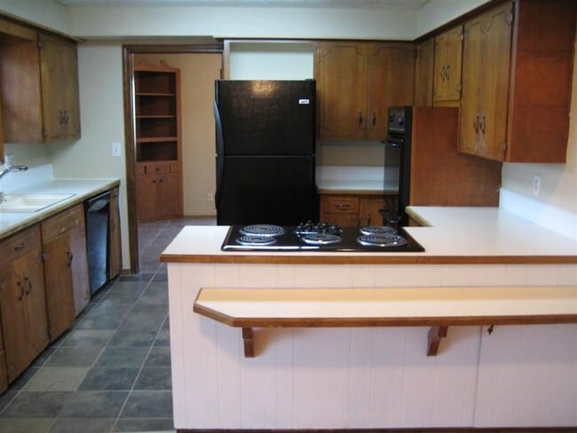 Building Photo - 5 bedrooms