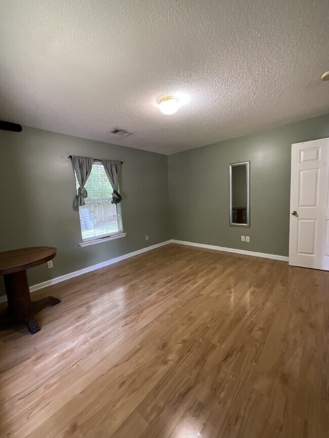 Building Photo - ALL Utilities Included