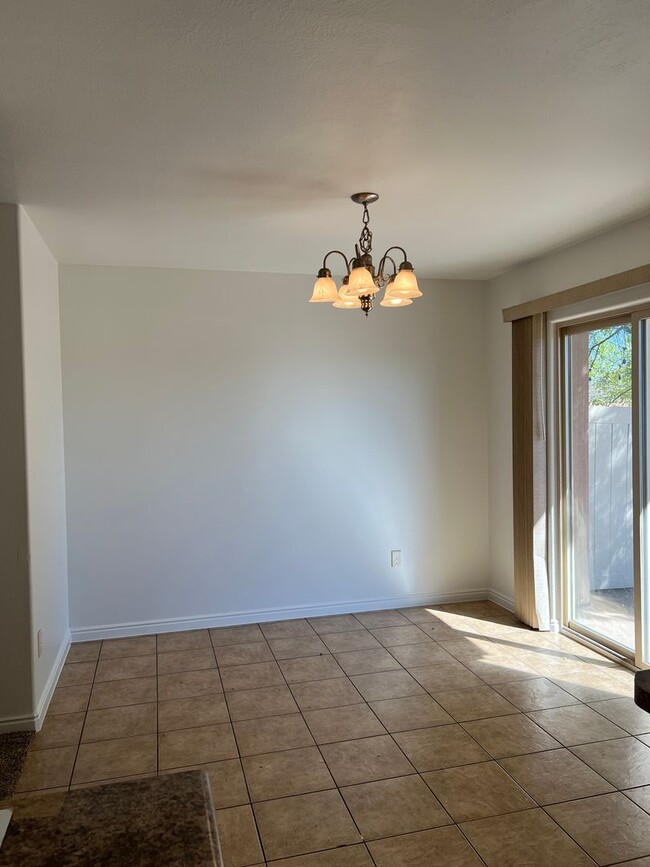 Building Photo - Beautiful 3 bedroom, 2.5 bathroom townhome...