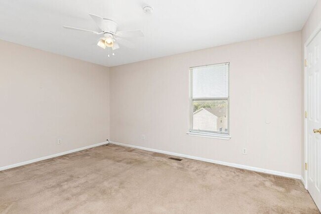 Building Photo - Renovated Spacious Townhomes