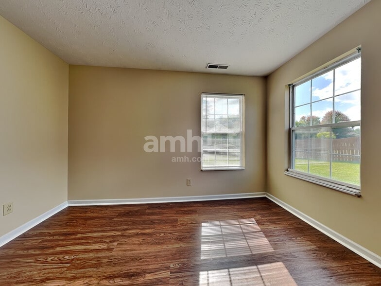 Building Photo - 8749 Trumpeter Dr