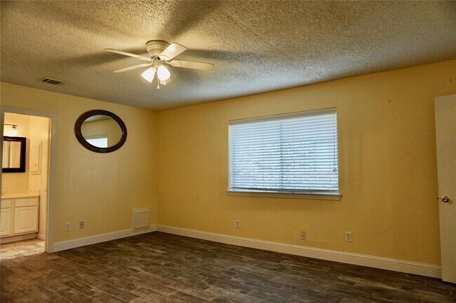 Building Photo - 10519 Sagetrail Dr