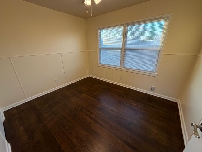 Building Photo - Great older home!