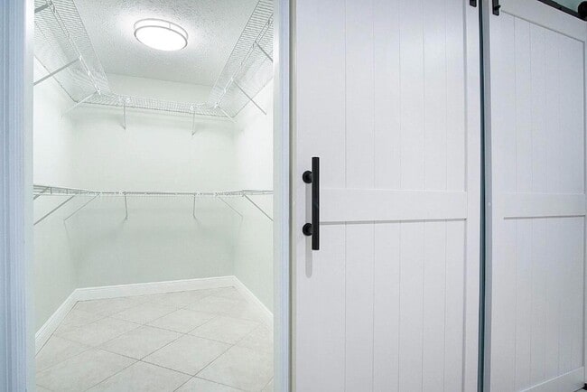 Building Photo - 1232 SW Knollwood Dr