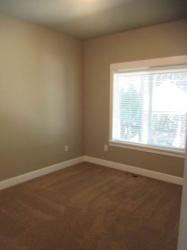 Building Photo - Lovely 3 Bedroom 2 bathroom lower level un...