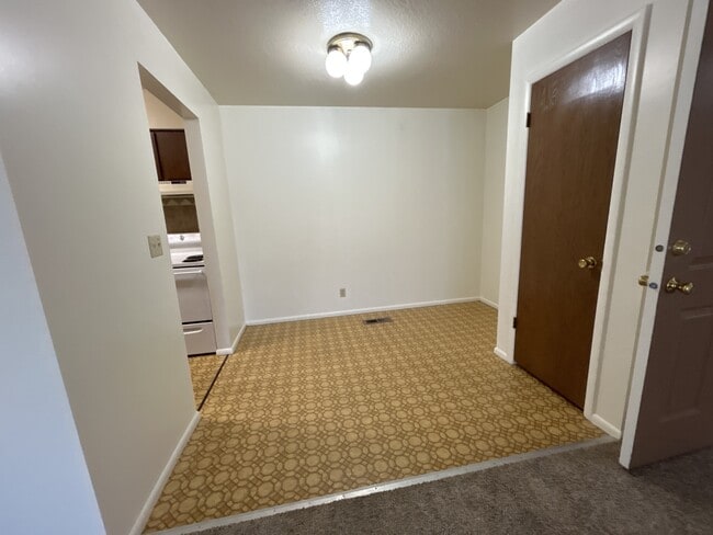 Building Photo - 93 S Valley Dr