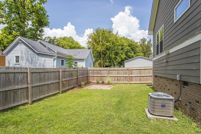 Building Photo - Stunning 3BD, 2.5BA Downtown Raleigh Home with a Fenced Yard