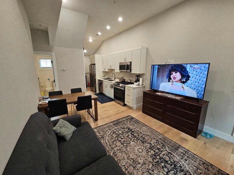 Building Photo - 9 Everett Sq