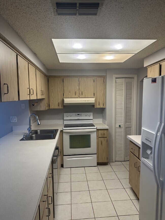 Building Photo - Great Location!  2 Bedroom, 2 Bathroom, 1 Car Garage Home For Rent.