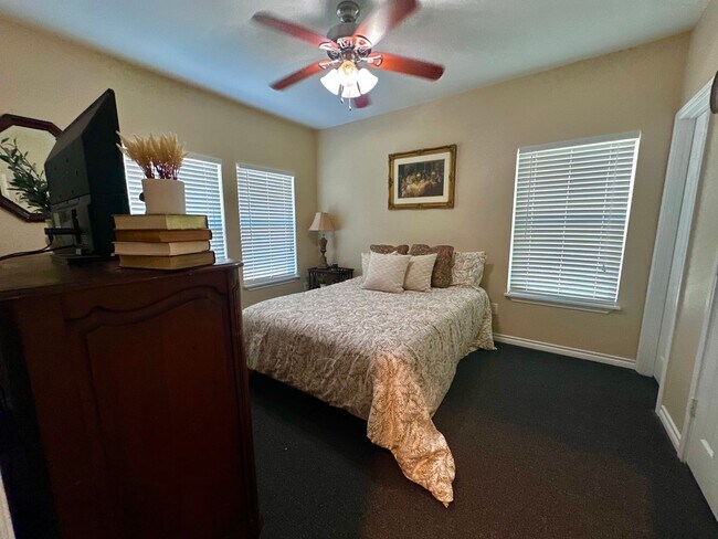 Building Photo - Charming 3/3 House in with Covered Parking Near Campus!