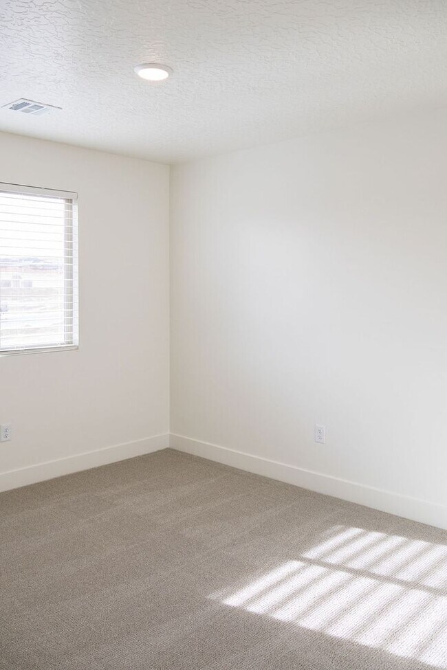 Building Photo - Spacious 4-Bed Home in Sage Canyon