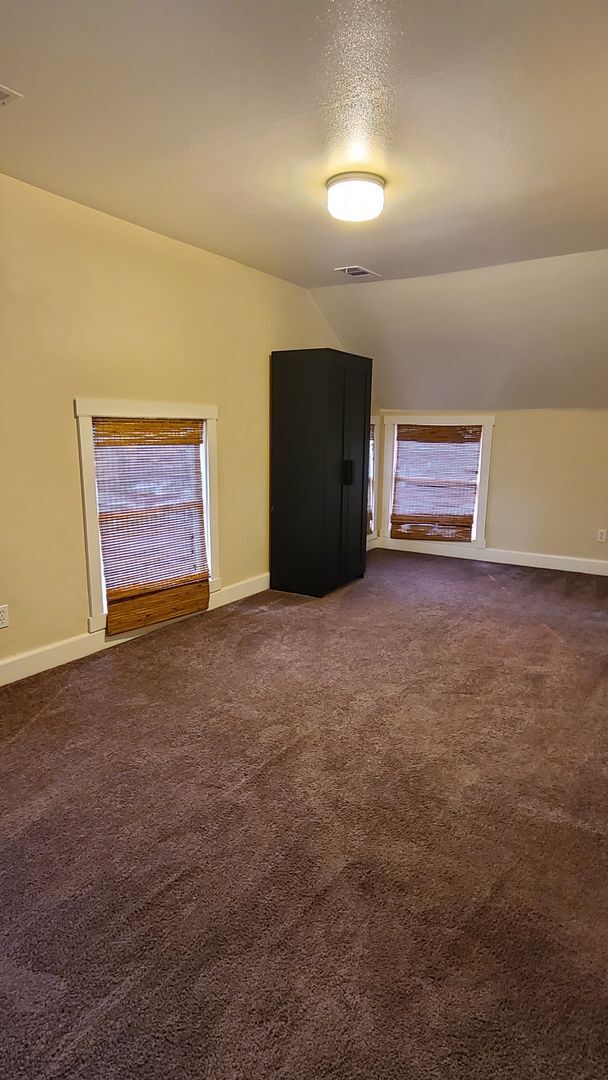 Building Photo - GREAT DOWNTOWN LOCATION!! GATED PARKING!