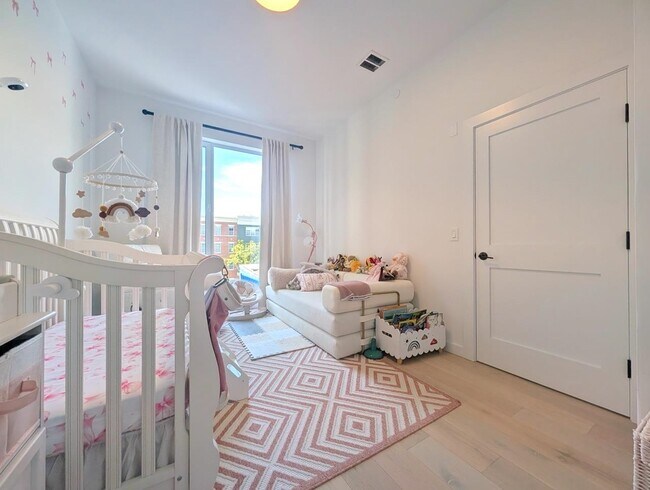 Building Photo - 425 3rd St