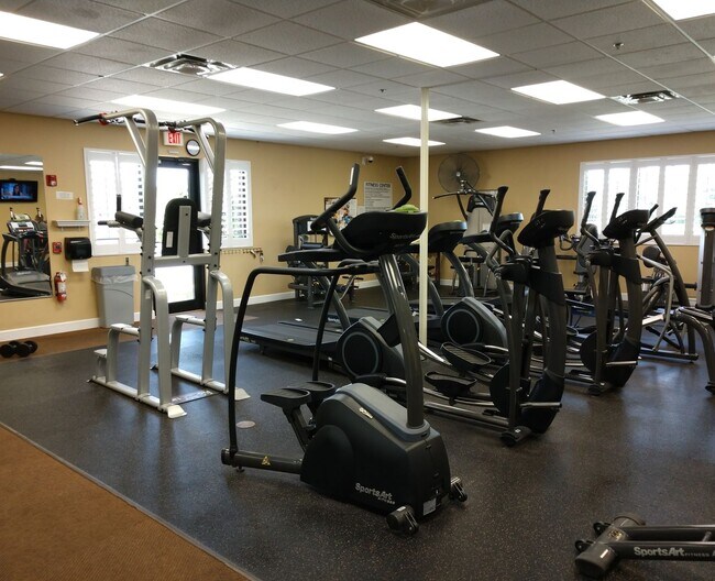 Building Photo - Annual Pool Home in The Stoneybrook Community of Venice!