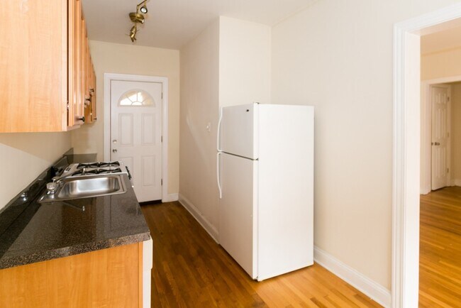 Building Photo - 665 W Cornelia Ave