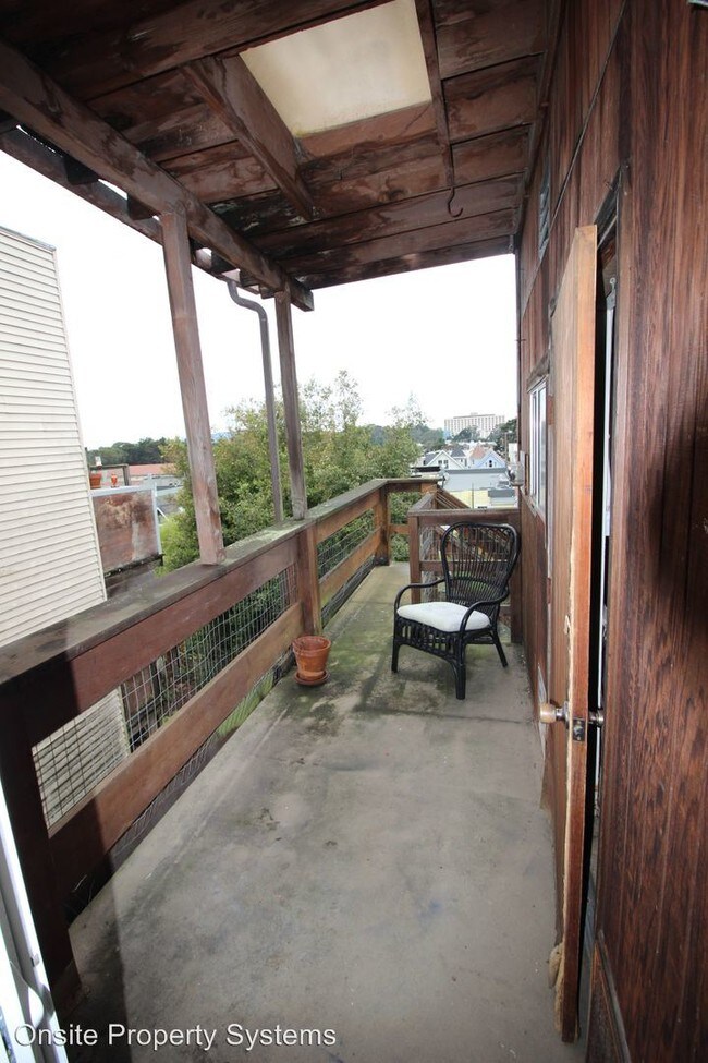 Building Photo - 3 br, 1.5 bath Apartment - 166 Carl Street