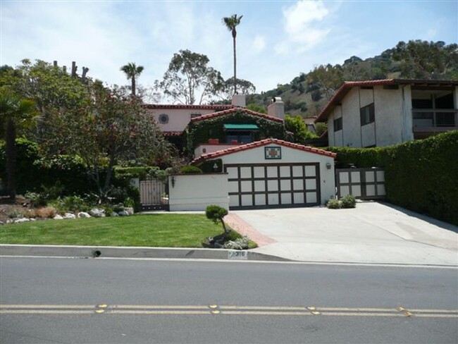 Building Photo - Charming Classic Spanish-Style Home in His...