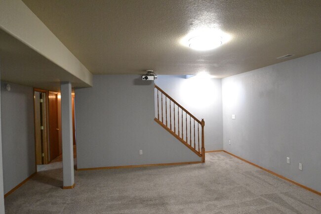 Building Photo - 6 Bed, 3.5 Bath Home Available Now!
