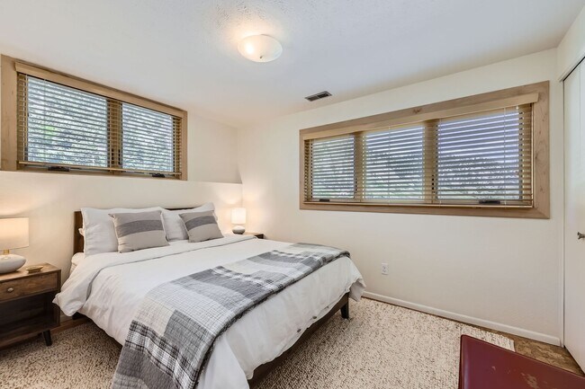 Building Photo - Stunning 4 BDR/2BA Mountain Retreat