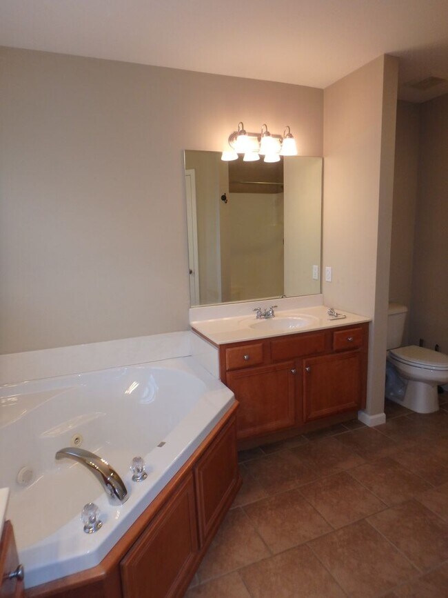 Building Photo - Nice 3 Bed 2 Bath House In Hunters Gate!